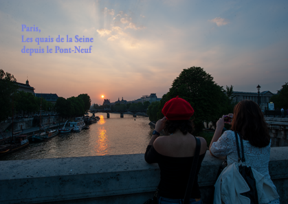 France, deux charmantes touristes depuis le Pont-Neuf à Paris face au soleil déclinant